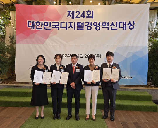 대한민국디지털경영혁신대상 시상식에서 동아사이언스가 콘텐츠플랫폼 부문 우수상을 수상했다. 동아사이언스 장경애 대표(왼쪽에서 네 번째)가 사진 촬영하고 있다.(사진 출처= 동아사이언스)
